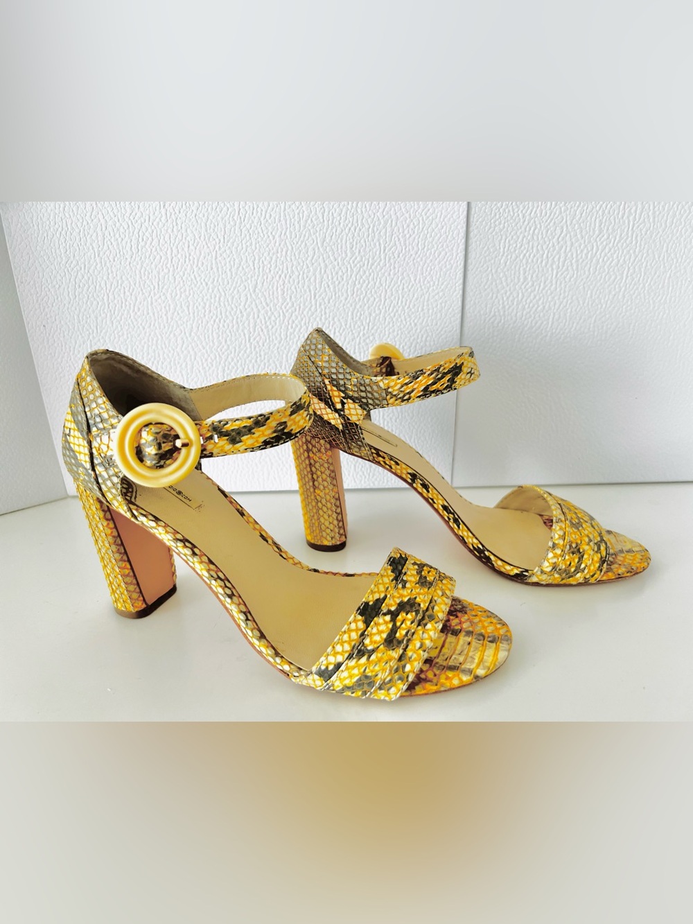 Max Studio "Gilie-2" Leather Ankle Strap Sandals.  7.5 M